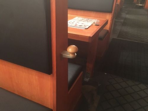 杖をついての御客様も車椅子の御客様も気兼ねなくお越し頂けるラーメン屋さんです