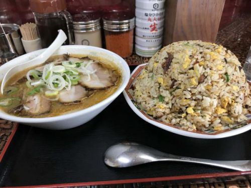 【画像】こういうのでいいラーメン半チャーハンセットwwwywwwywwwy