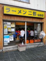 ラーメン二郎 仙台店【弐】 ~雨降る中、21人の大行列に接続して「小ラーメン(麺カタカタ・ヤサイマシマシ・ニンニク・アブラ・カラメ)」+「キムチ」~