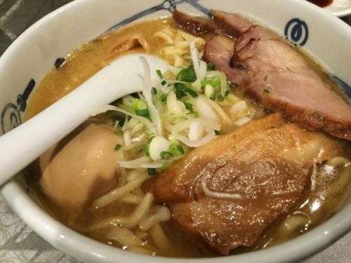チャーシューが角煮みたいなラーメン屋って良いよね